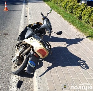 Поблизу Львова сталася ДТП: постраждав водій двоколісного (ФОТО)