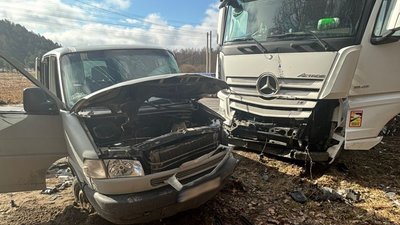 На Львівщині внаслідок зіткнення мікроавтобуса з вантажівкою постраждав водій з Івано-Франківщини (ФОТО)