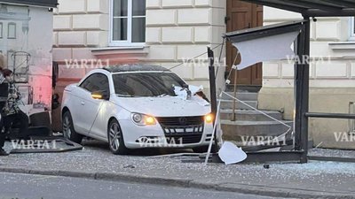 У Львові водій протаранив зупинку громадського транспорту
