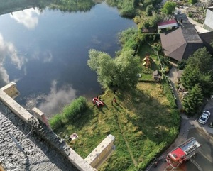 У Львові біля ресторану "Гуцульська Гражда" з озера витягнули тіло людини (відео, фото 18+)