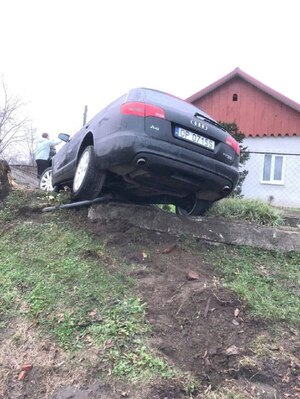 Водій легковика зніс огорожу та влетів у подвір'я на Львівщині (ВІДЕО)