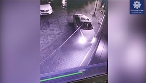 У Луцьку водій "Mercedes-Benz" в’їхав у фасад магазину, а його знайомий вдарив поліцейського (відео)