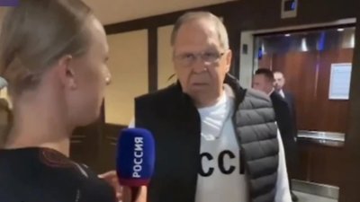 Лавров прибув на Аляску у светрі з написом "СССР" і сказав, що Росія "представить Трампу чітку позицію"
