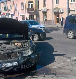 У Львові біля психіатричної лікарні водійка Ford спричинила ДТП (ФОТО)