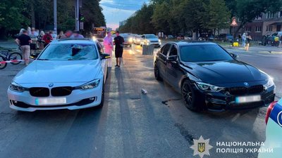 Прокуратура опублікувала відео моменту наїзду двох BMW на батька з дитиною у Львові