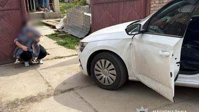 На Закарпатті озброєний зловмисник викрав жінку з 3-річною дитиною