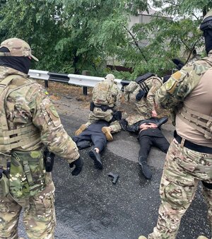 Рекетири з Дніпропетровщини вимагали вигаданий борг у батька загиблого Героя (ФОТО)