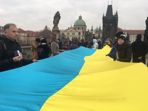 Десятиметровий прапор України в Празі над Влтавою (фото)