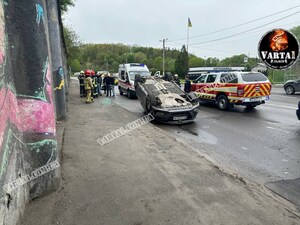 У Львові перекинувся автомобіль (ФОТО, ВІДЕО)