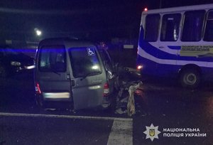 Фото: Поліція Львівської області. Пошкоджений автомобіль Citroen Berlingo після зіткнення з маршрутним автобусом у Радехові.
