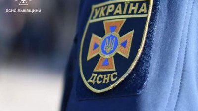 У Львові екстрені служби врятували 89-річну жінку, яка впала у квартирі