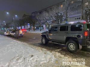 Водій «Hummer» збив на пішохідному переході жінку в Чернівцях (ФОТО)