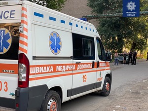 У мережі показали поліцейських, які в Кривому Розі рятували від вибуху чоловіка та озвучили подробиці (фото)