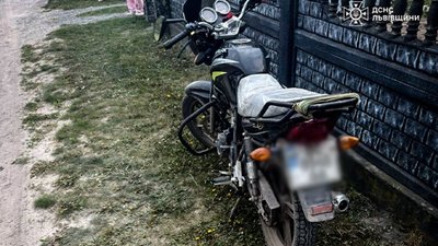 У Львівській області мотоцикліст в’їхав у бетонні стовпи та проштрикнув ногу арматурою