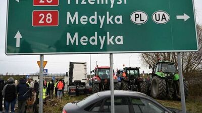 Польські протестувальники обмежили рух автобусів на виїзд з України та вʼїзд в Україну – Державна митна служба 