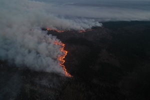 Не зважаючи на дощ, в Чорнобилі продовжують гасити пожежу (фото)