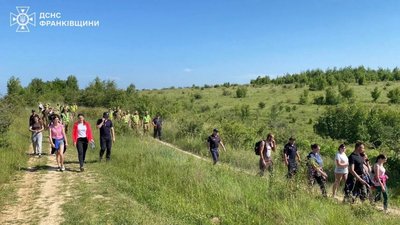 На Прикарпатті третю добу шукають зниклу в лісі дитину: залучено понад 400 людей