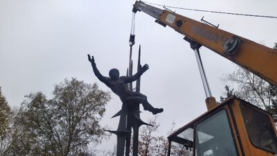 У Львові демонтували пам'ятник радянській космонавтці Терешковій (ФОТО)