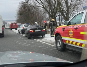 Раптово стало погано за кермом: поблизу Львова автомобіль опинився в кюветі (ФОТО)