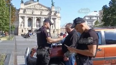 У Львові водій припаркувався на площі перед Оперним театром