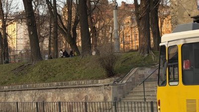 У Львові дитина на велосипеді впала зі схилу на дорогу