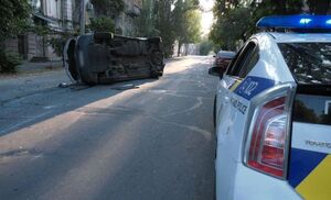 У Херсоні перекинулось авто, яке перевозило виборчі бюлетені: поліцейська травмована (фото)