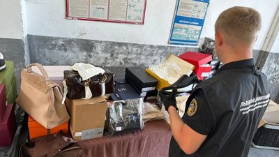 Під виглядом секонд-хенду через кордон намагались провезти бренди на 2 мільйони гривень (ФОТО)
