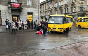 У центрі Львова молодий чоловік потрапив під колеса маршрутки