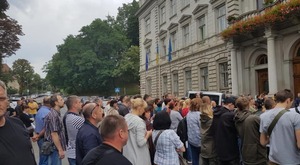 Поблизу Львівської ОДА протестують проти будівництва цинкового заводу у Винниках (фото, відео)