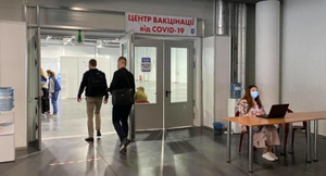 В Україні запровадять обов’язкову вакцинацію освітян проти COVID-19, — уряд