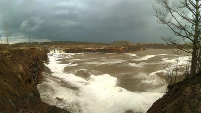 Не диво природи, а помста: на Житомирщині утворився «Ніагарський водоспад» (ФОТО/ВІДЕО)