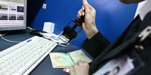 В аеропорту "Львів" правоохоронці виявили дідуся, який мав намір незаконно вивезти внука закордон