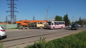 У Чернівцях вантажний кран наскрізь проштрикнув рейсовий автобус (фото, відео)