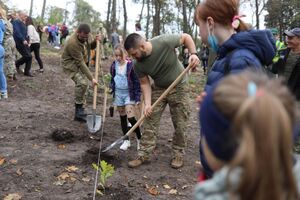 У Львові учасники бойових дій висадили дерева (фото)