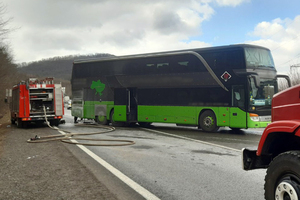 На трасі "Київ–Чоп" посеред дороги загорівся пасажирський автобус (фото)