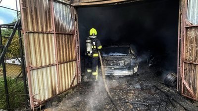 У Львівській області згорів гараж з автівкою