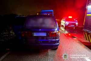 Фото: Поліція Рівненської області. Автомобіль Volkswagen Sharan після зіткнення з маршруткою.