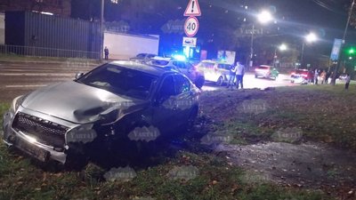 У Львові п’яний водій пошкодив три автомобілі й виїхав на газон під час втечі