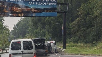 Біля Львова у ДТП перекинувся автомобіль