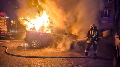 На Львівщині під час руху загорілась машина