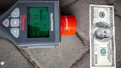 До Польщі не впустили українку через радіоактивну 100-доларову купюру