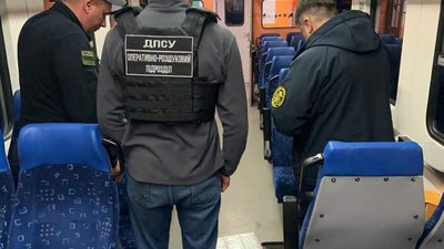 У потяг «Чоп - Захонь» під час руху закинули контрабанду