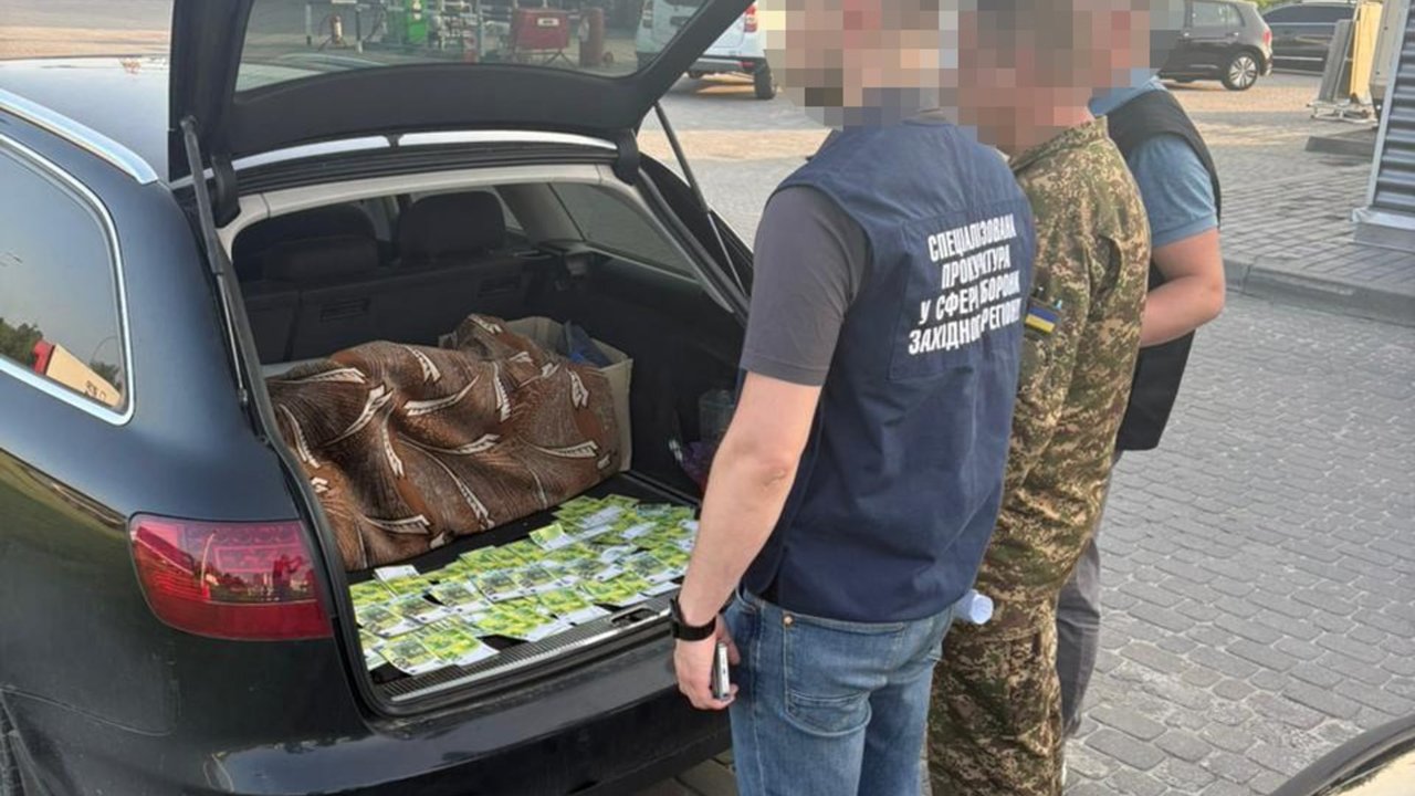 ДБР на Львівщині викрило підполковника, який брав 15 тисяч євро з військовозобов'язаного за втечу за кордон (ФОТО)