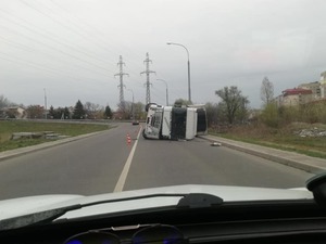 На Сихівському мосту перекинулась фура (фото)