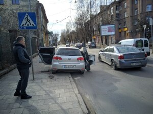 У Львові, під час ДТП, автівка протаранила світлофор (фото)