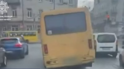 У Львові з рейсу зняли маршрутку, яка їхала нахиленою в один бік (ВІДЕО)