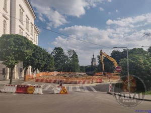 Через проблеми з колектором на вул. Винниченка, центр Львова другу добу стоїть в автомобільних заторах (ФОТО, ВІДЕО)