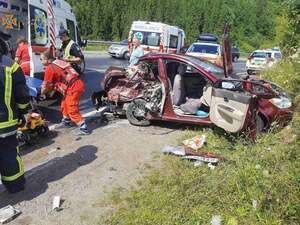 З понівеченої автівки жінку "вирізали" рятувальники: наслідки ДТП на Львівщині (ФОТО)