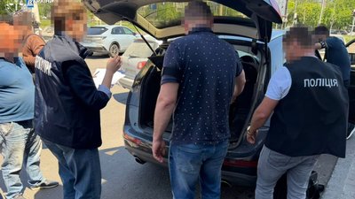 У Львові затримали ексдепутата та його сина, які продавали фейкову інвалідність для виїзду за кордон