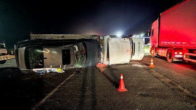 На трасі "Київ-Чоп" перекинувся автовоз з трьома авто